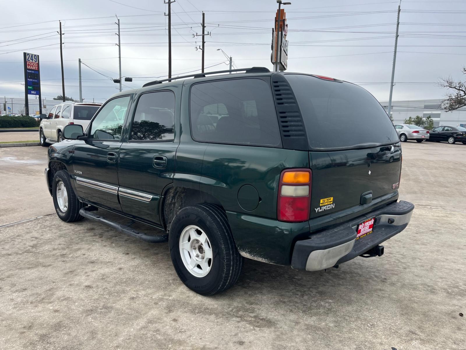 2004 green /TAN GMC Yukon 2WD (1GKEC13V94R) with an 4.8L V8 OHV 16V engine, 4-Speed Automatic Overdrive transmission, located at 14700 Tomball Parkway 249, Houston, TX, 77086, (281) 444-2200, 29.928619, -95.504074 - Photo #4